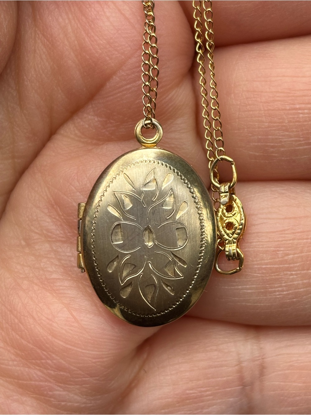 Vintage 12K Gold Filled Oval Floral Engraved Locket Necklace 18”